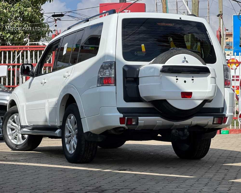 2015 MITSUBISHI SHOGUN