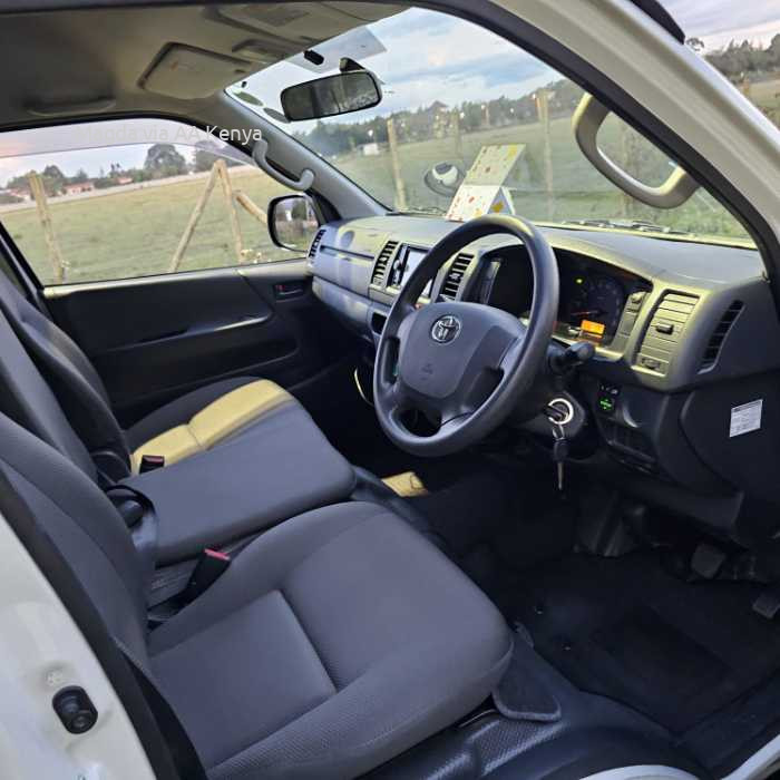 2015 TOYOTA HIACE