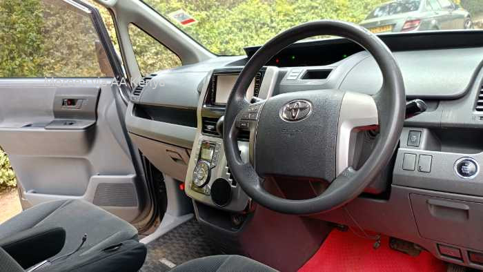 2010 TOYOTA NOAH