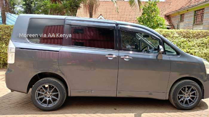 2010 TOYOTA NOAH