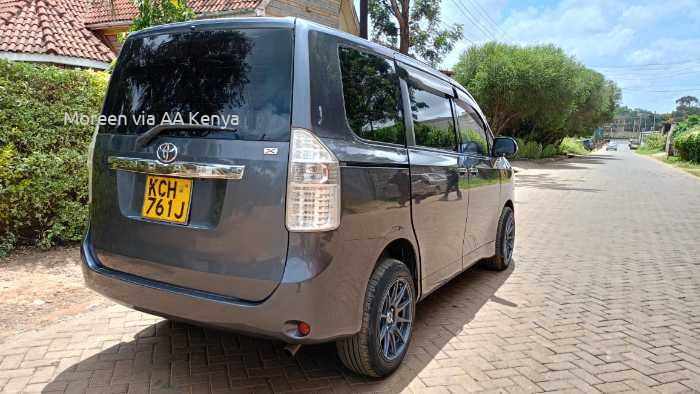 2010 TOYOTA NOAH