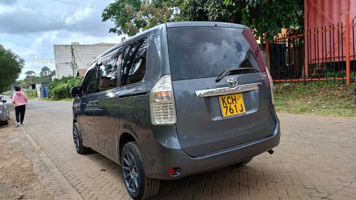 2010 TOYOTA NOAH