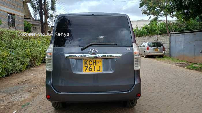 2010 TOYOTA NOAH