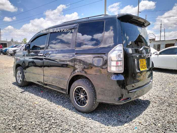 2010 TOYOTA VOXY